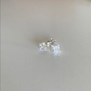 Silver diamonds like square earrings 💎